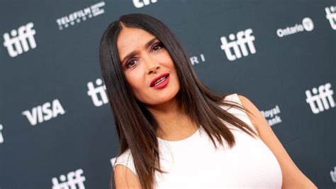 Salma Hayek comparte ardientes fotos en las que posa sin ropa